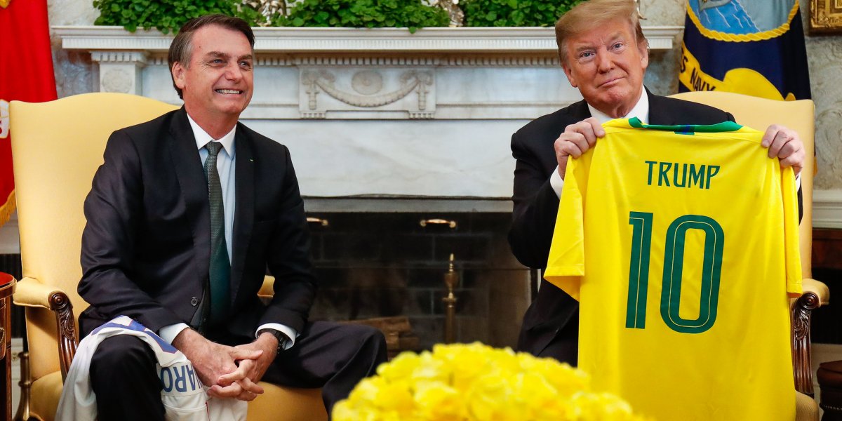 Bolsonaro presenteiando Trump com a camisa do Brasil