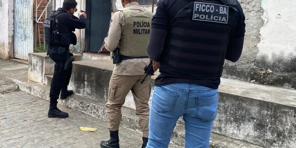 Policiais em operação deflagrada em Jequié