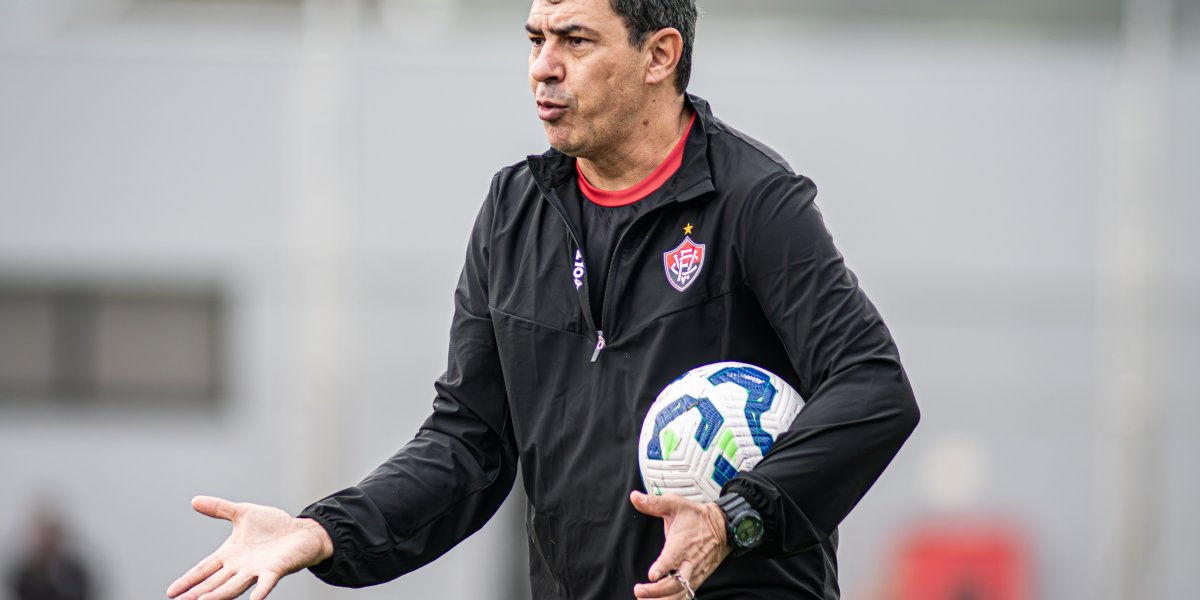 Fábio Carille comandando treino pelo Vitória
