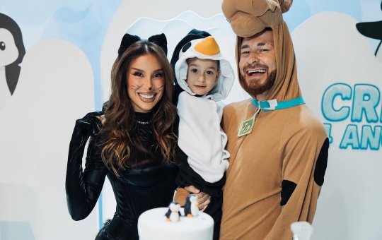 Mesmo após rumores de festas separadas, Fred Bruno e Boca Rosa comemoram juntos o aniversário do filho