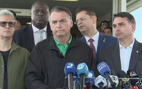 Bolsonaro se declara inocente e afirma que Eduardo ficará nos EUA: 'Se voltar, está preso'