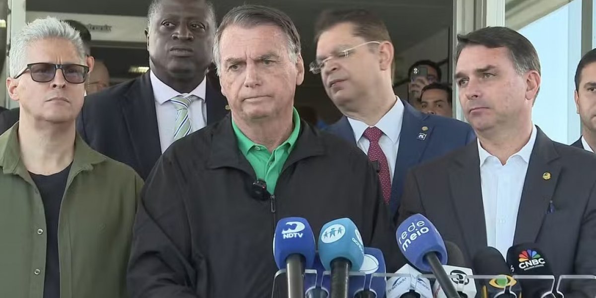 Bolsonaro se declara inocente e afirma que Eduardo ficará nos EUA: 'Se voltar, está preso'