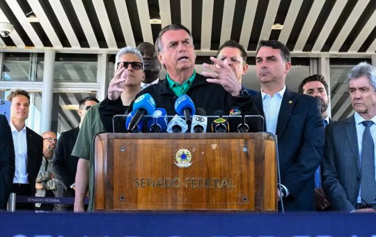 Bolsonaro se irrita em coletiva após ser questionado e rebate: “Você é repórter?”