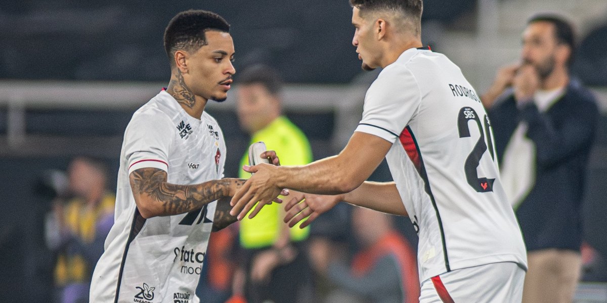 Matheuzinho sendo substituído pelo estreante Ruben Rodrigues, contra o Botafogo