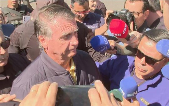 Bolsonaro diz que a investigação contra ele é política: 'Nunca pensei em sair do Brasil'