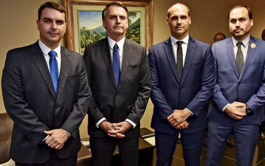 Após tornozeleira e restrições, filhos de Bolsonaro denunciam "perseguição criminosa" e reagem nas redes