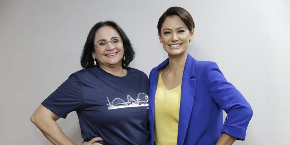Senadora Damares Alves ao lado de Michelle Bolsonaro, ex-primeira-dama da República