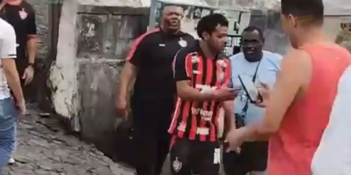 Reforço do Vitória, Romarinho é visto no Pelourinho