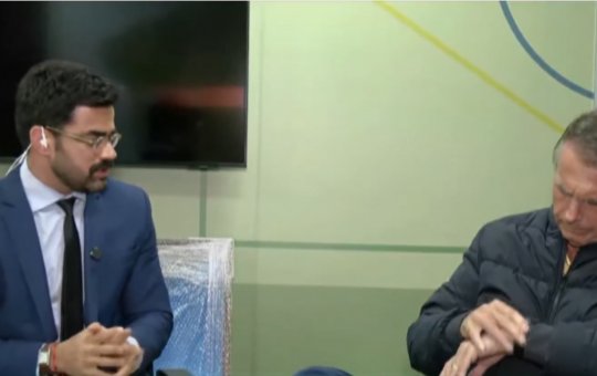 Jornalista encerra entrevista mais cedo com Bolsonaro por conta da tornozeleira eletrônica