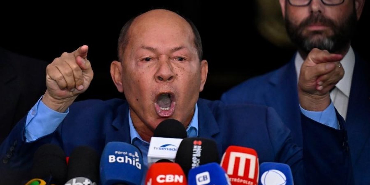Deputado durante coletiva
