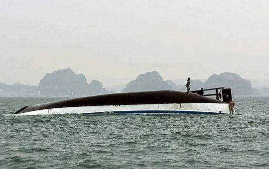 Barco com turistas vira no Vietnã e deixa ao menos 34 mortos