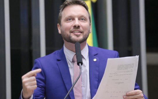Deputado ironiza revogação de visto de Moraes com postagem nas redes sociais
