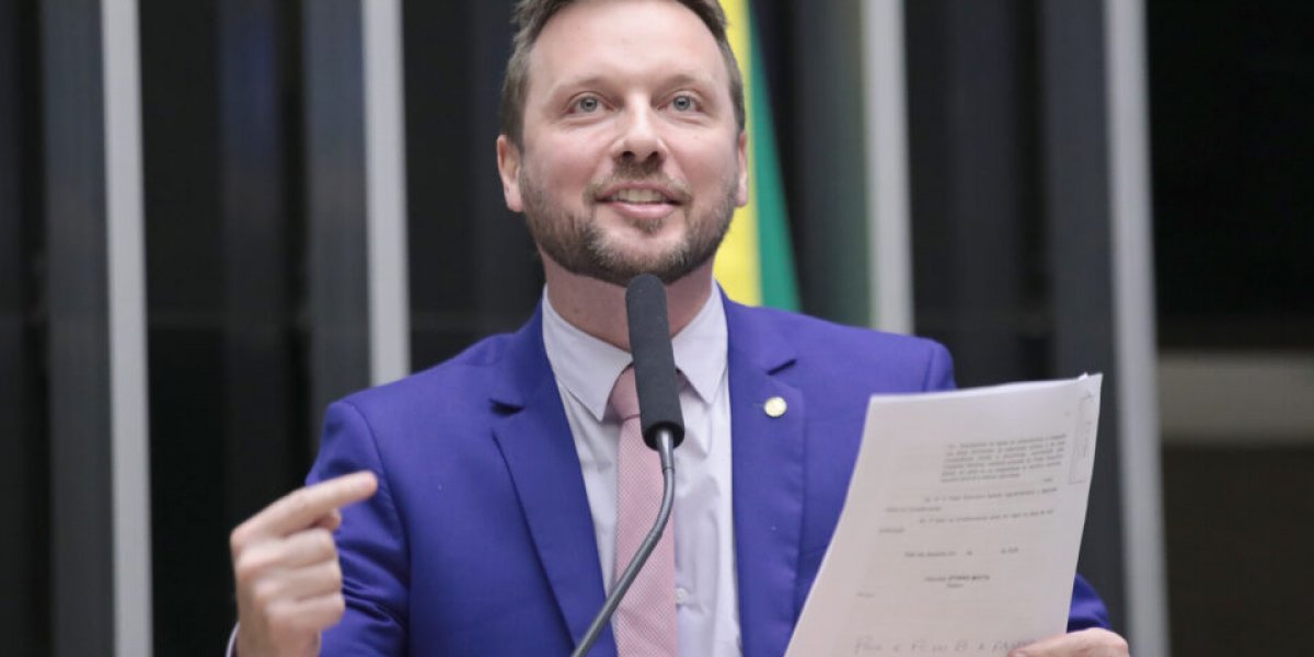 Deputado ironiza revogação de visto de Moraes com postagem nas redes sociais