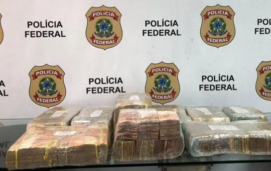 Polícia prende homem com R$ 800 mil em espécie em voo com destino a Salvador