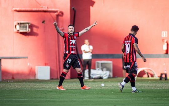 Renato Kayzer quebra jejum histórico e Vitória vence o Bragantino por 1 a 0