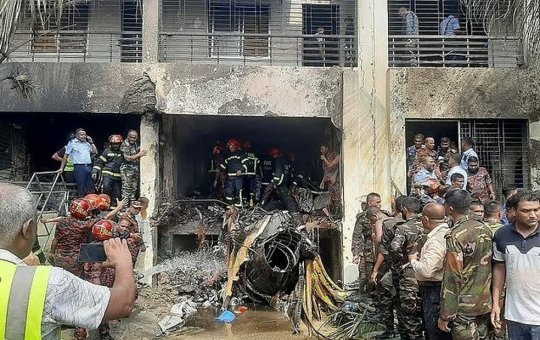 Avião militar de Bangladesh cai em campus de faculdade e mata pelo menos 19 pessoas