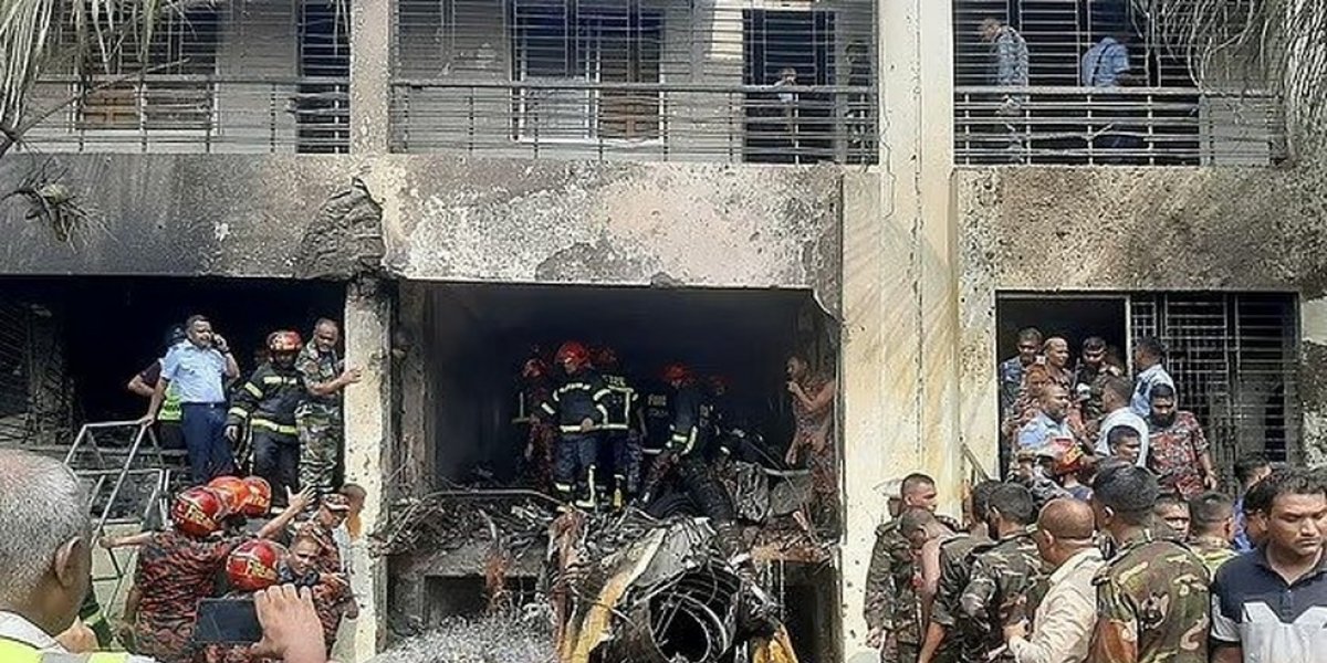 Destroços da queda do avião