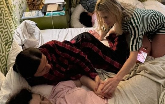 Carolina Dieckmann volta ao Brasil após cuidar de Preta Gil em seus últimos dias