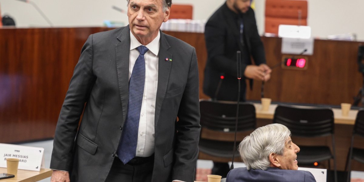 Moraes proíbe Bolsonaro de conceder entrevistas a redes sociais; prisão preventiva pode ser decretada