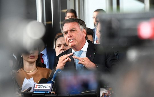 Bolsonaro recua e cancela entrevistas após risco de prisão imposto por Moraes