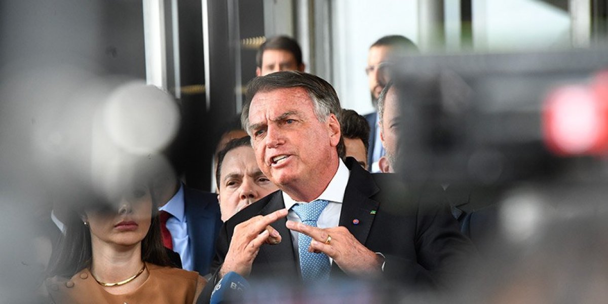 Bolsonaro recua e cancela entrevistas após risco de prisão imposto por Moraes