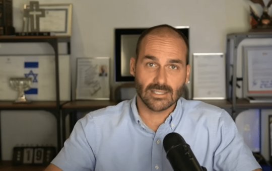 Aliados buscam nomeação em governo aliado para manter Eduardo Bolsonaro no cargo