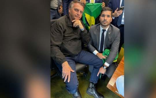 Na Câmara dos Deputados, Bolsonaro mostra tornozeleira eletrônica e classifica decisão como "humilhação"