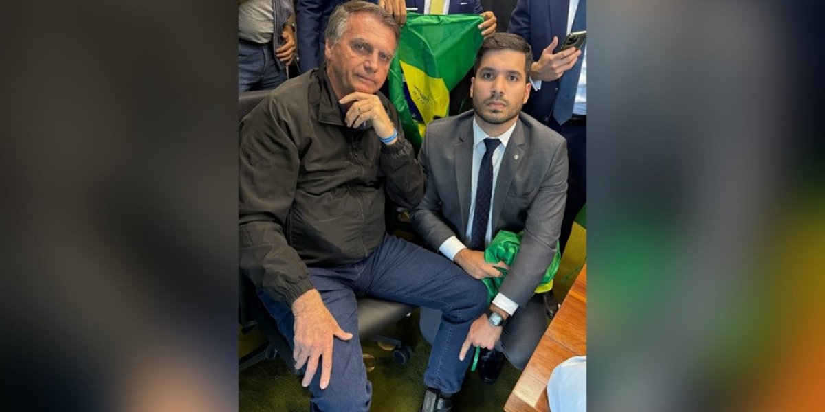 Bolsonaro mostra tornozeleira eletrônica