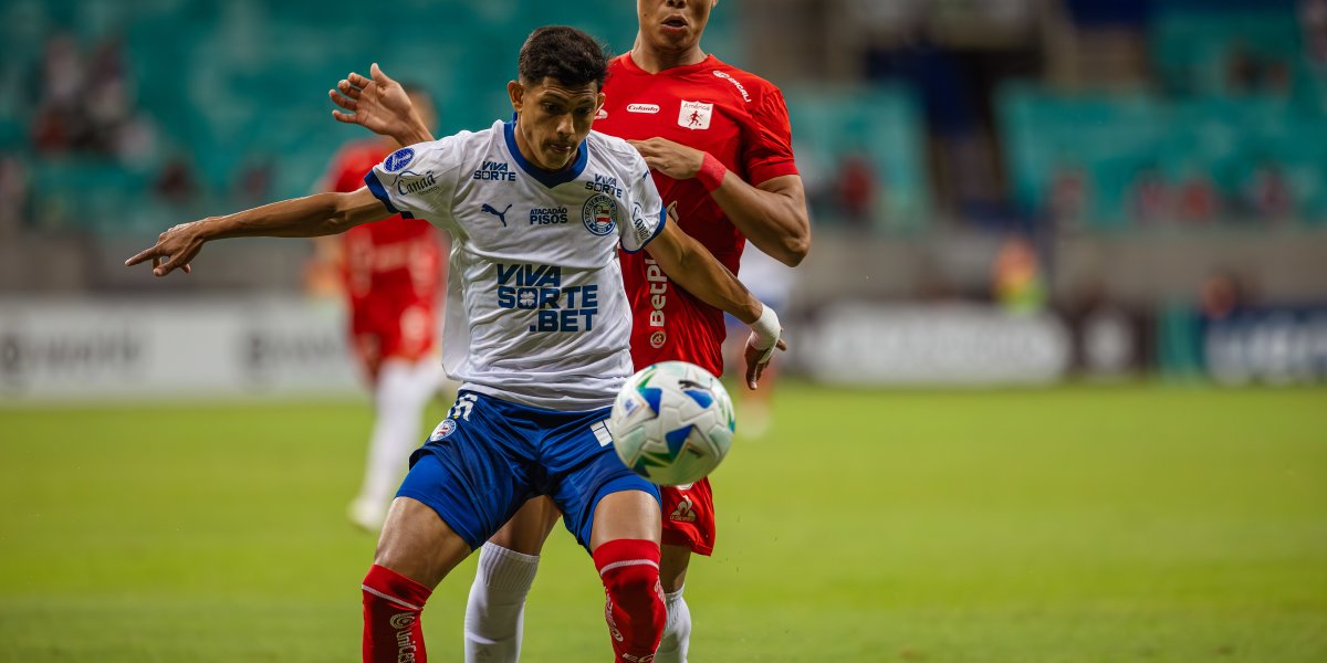 Erick Pulga disputa bola