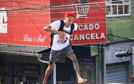 Polícia invade a casa de Oruam durante a noite e rapper se pronuncia: 'Só porque sou filho de bandido'