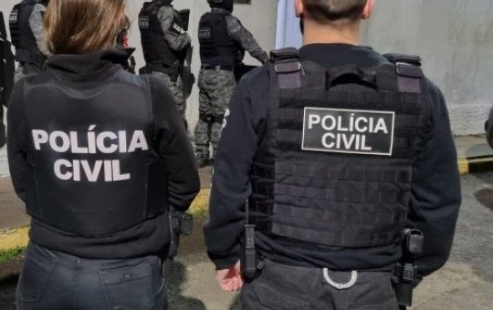 Homem é preso plantando maconha dentro de casa e alega que sementes são de sua avó