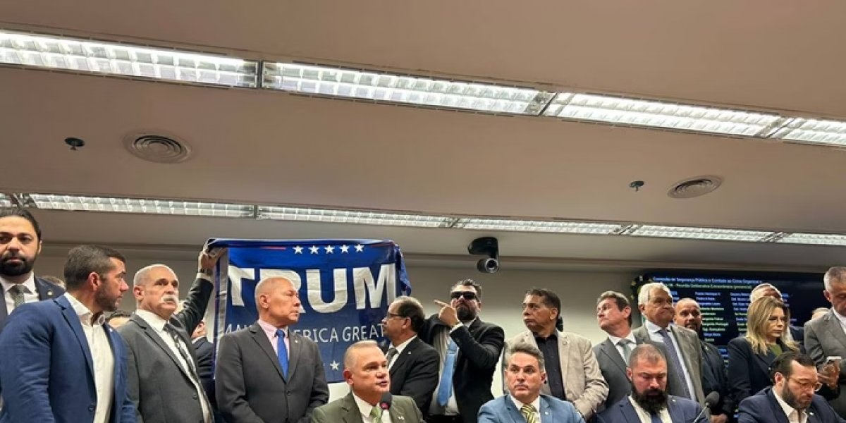 Bandeira de Trump é usada em protesto de bolsonaristas após veto a reuniões na Câmara