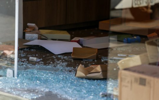 Comerciantes da Boca do Rio relatam arrombamentos em lojas na madrugada desta terça-feira