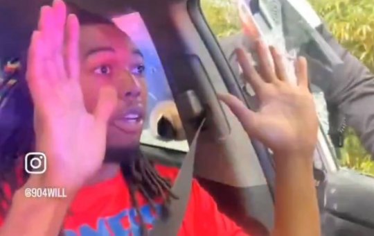 Policial quebra vidro e agride jovem negro nos Estado Unidos