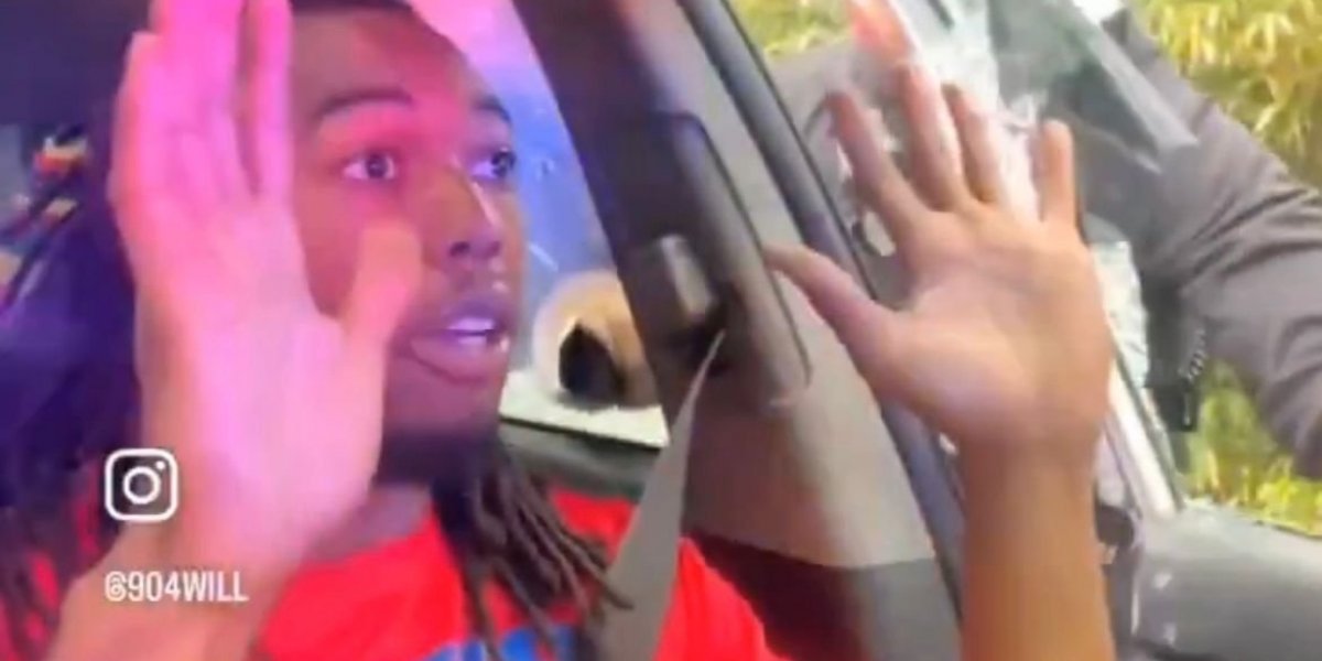 Policial quebra vidro e agride jovem negro nos Estado Unidos