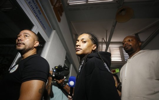 Rapper Oruam se entrega à polícia após ser acusado de abrigar criminosos no Rio