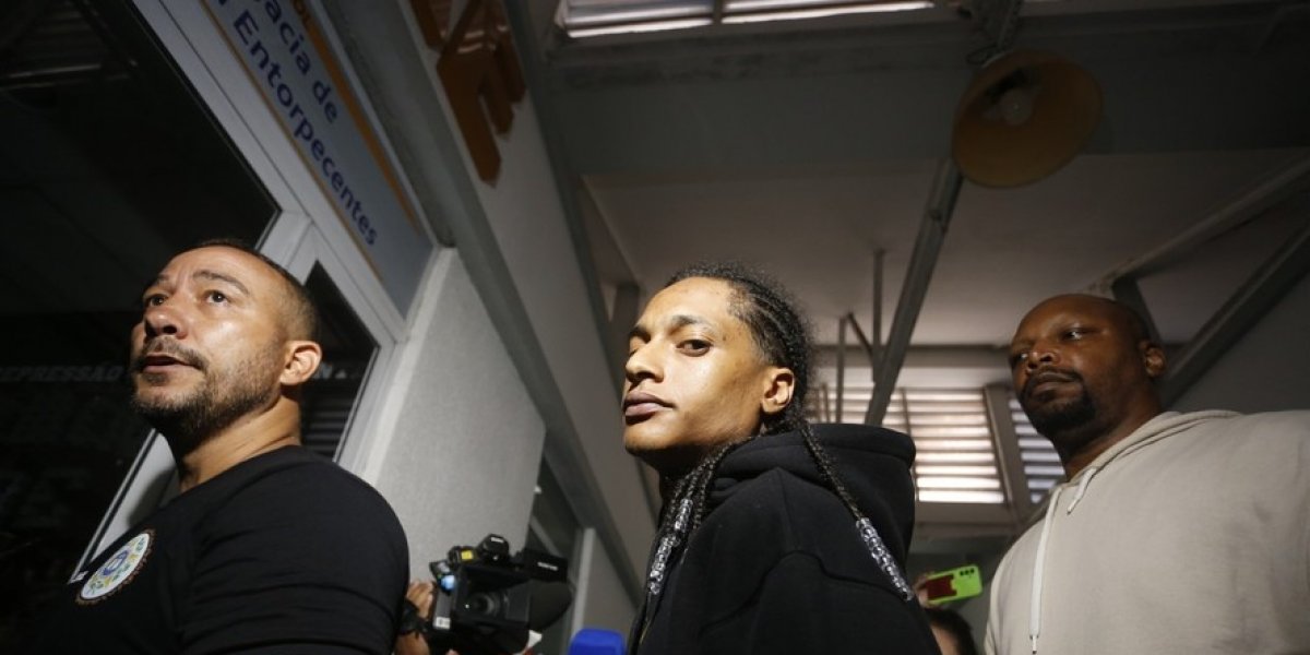 Rapper Oruam se entrega à polícia após ser acusado de abrigar criminosos no Rio
