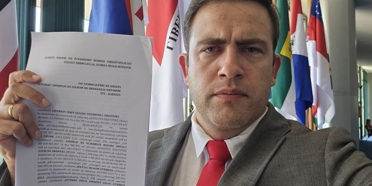 Deputado estadual Cristiano Caporezzo (PL-MG) segura protocolo de impeachment contra Alexandre de Moraes