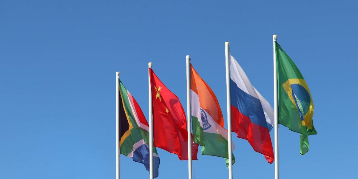 Bandeiras de África do Sul, China, Índia, Rússia e Brasil, membros formadores do BRICS