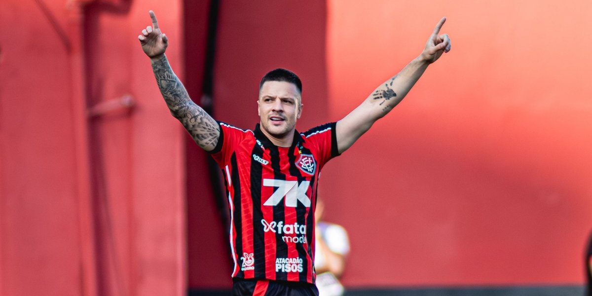 Renato Kayzer comemorando seu gol no jogo
