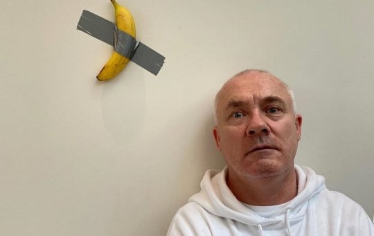 Homem come banana avaliada em cerca de R$ 35,8 milhões; entenda