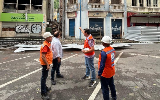 Após incêndio, imóvel atingido no Comércio desaba parcialmente