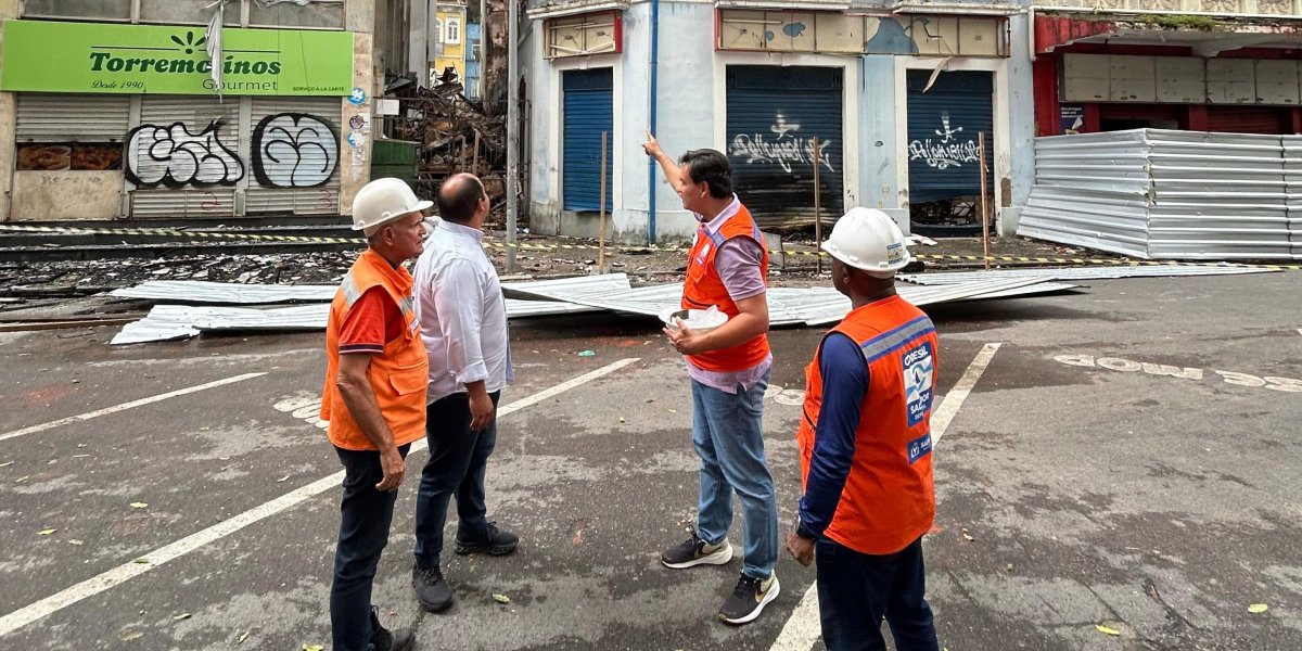Trabalhadores da CODESAL no local