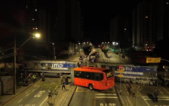 Ônibus biarticulado parte ao meio após colisão com trem em Curitiba; 11 ficam feridos