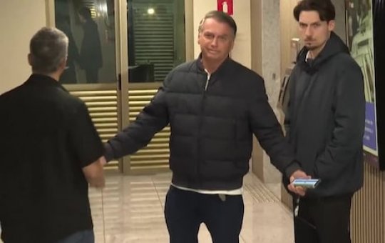 Bolsonaro visita sede do PL e evita imprensa: 'Sabem que não posso falar'
