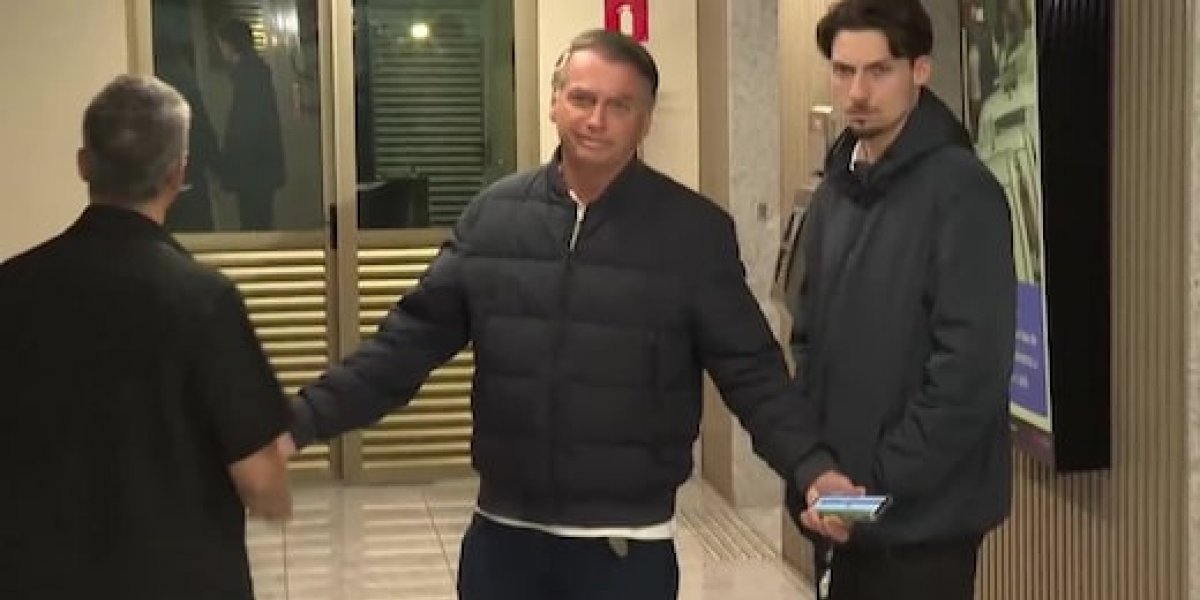Bolsonaro visita sede do PL e evita imprensa: 'Sabem que não posso falar'