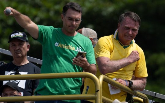 Mesmo de férias na Europa, Flávio Bolsonaro protocola pedido de impeachment de Alexandre de Moraes