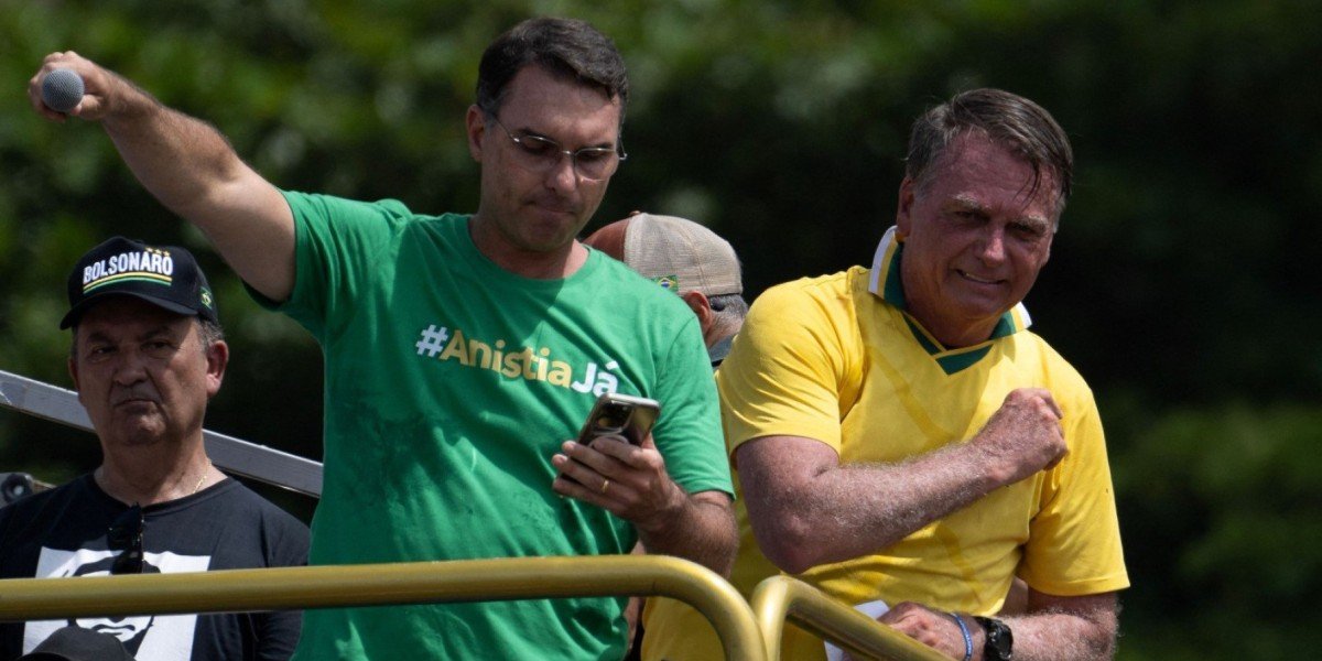 Mesmo de férias na Europa, Flávio Bolsonaro protocola pedido de impeachment de Alexandre de Moraes