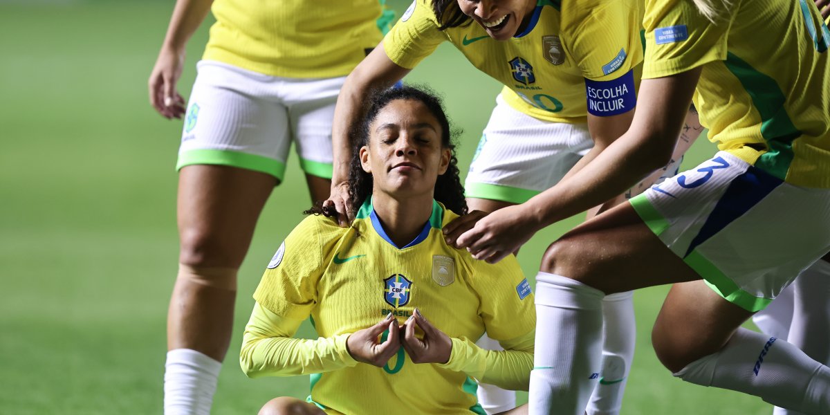 Yasmin comemorando gol