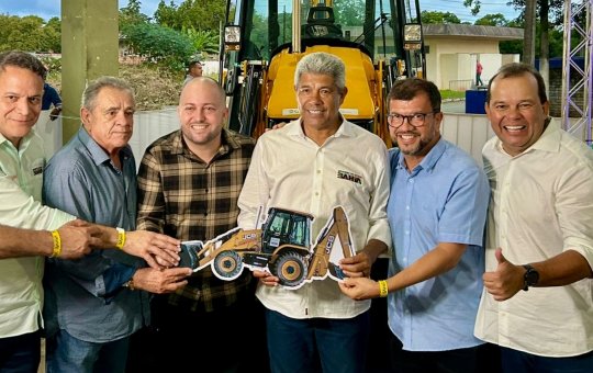 Com retroescavadeira entregue por Jerônimo, Jiquiriçá é destaque no lançamento do Plano Safra 2025/2026